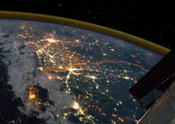 Reuters - Desde la Estación Espacial Internacional se puede ver la línea naranja que marca la frontera entre India y Pakistán. Está iluminada con fines de vigilancia. Los puntos brillantes son: Srinagar, en India, el de la izquierda; Islamabad, capital de Pakistán, es el de abajo en el centro; Lahore, en Pakistán, es el del centro cerca de la frontera y el de arriba es Delhi en la India.