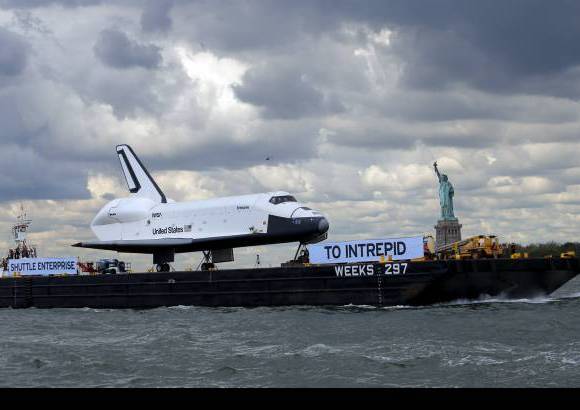 Reuters - Estados Unidos puso fin el a&#241;o pasado a su programa de transbordadores espaciales y el 17 de abril el transbordador Discovery realiz&#243; su vuelo final desde Cabo Ca&#241;averal (Florida) hasta el aeropuerto de Dulles, tambi&#233;n montado sobre un 747 con un paseo a&#233;reo sobre Washington.