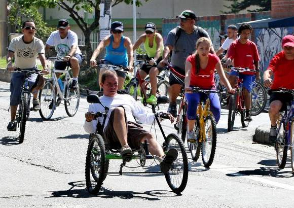 Juan Antonio Sánchez - Este domingo se realizó el Ciclopaseo por las calles de Medellín con motivo del Día de la Bicicleta. Pequeños y grandes disfrutaron del recorrido que reunió a la familia y los amigos. Todos compartieron el lema del evento: En bici somos más felices.