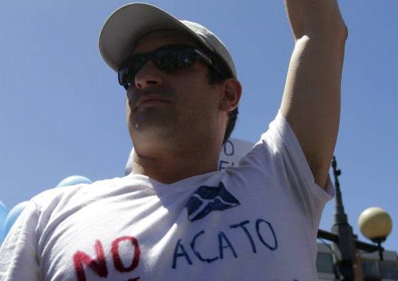 Colprensa - En todos los sitios de concentraci&#243;n de la marcha, los asistentes recogieron firmas para present&#225;rselas al Congreso de la Rep&#250;blica y al Gobierno Nacional para pedirles que se rechace enf&#225;ticamente el fallo de la CIJ.