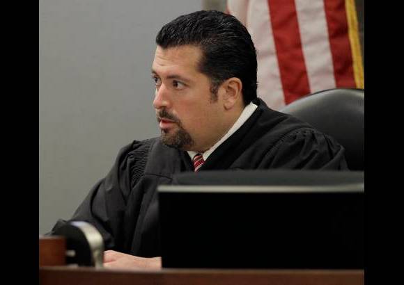 AP - El juez Joe Bonaventure discute el acuerdo con Paris Hilton y sus abogados, en el juzgado del Condado de Clark, en Las Vegas.
