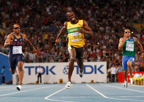 Reuters - Usain Bolt de Jamaica (Centro) compitió en los 200 metros en el Campeonato del Mundo de Atletismo de Daegu, Corea del Sur.