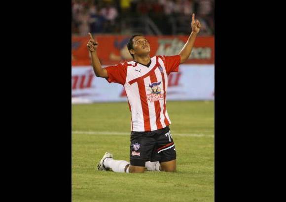 Colprensa - El delantero del Junior, Carlos Bacca, marc&#243; doblete de penal. Ajust&#243; 11 goles en la Liga Postob&#243;n II. Se perfila como el ganador del bot&#237;n de oro en este segundo semestre.