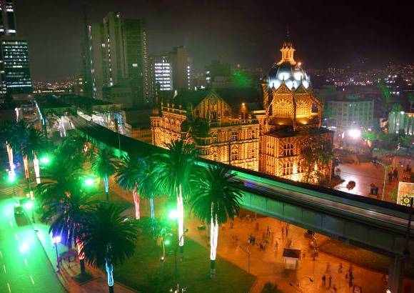 FOTO EL COLOMBIANO - El Parque de las Esculturas se convirti&#243; en referente cultural y tur&#237;stico de Medell&#237;n, y en ejemplo de recuperaci&#243;n social. Las esculturas est&#225;n en a la vista y alcance de todos los visitantes, que suelen tomarse fotos al lado de los &quot;gordos&quot; de Botero.
