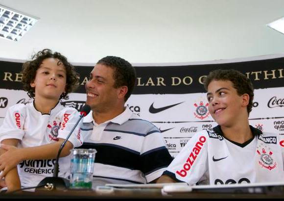 AP - "Vine aquí para decirles hoy que pongo fin a mi carrera como jugador profesional", dijo Ronaldo con sus dos hijos a su lado, en una repleta conferencia de prensa en el sitio de entrenamiento del Corinthians en Sao Paulo.