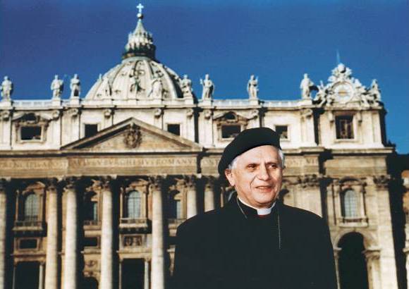 REUTERS - Responsable de las medidas disciplinarias adoptadas por el Vaticano contra los te&#243;logos de la liberaci&#243;n, Ratzinger fue nombrado en 2002 Decano del Colegio de Cardenales, y como tal, fue el &quot;primus inter pares&quot; entre los purpurados.