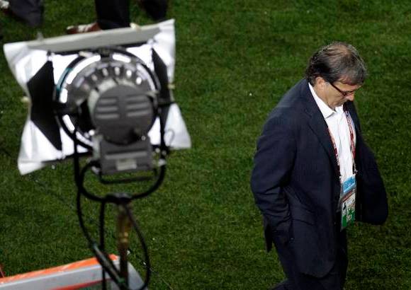 AP - El seleccionador de Paraguay, Gerardo Martino, afirm&#243; con iron&#237;a al acabar la rueda de prensa que ofreci&#243; tras la derrota de su equipo ante Espa&#241;a, que daba las gracias de antemano por las disculpas que este domingo la Fifa les pedir&#225; por el arbitraje de este s&#225;bado.