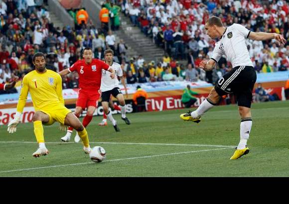 AP - A los 32, el delantero Lukas Podolski marc&#243; el 2-0 con un potente disparo bajo, tras una notable combinaci&#243;n de pases entre M&#252;ller y Mesut Ozil.