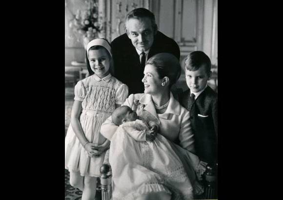 AP - Rainiero de M&#243;naco y Grace Kelly posan con sus hijos Carolina y Alberto en el bautizo de la princesa Estefan&#237;a en 1965.