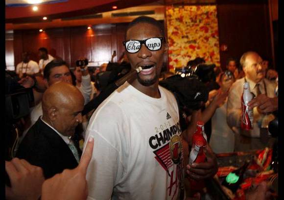 AP - Johnson, ahora comentarista de televisi&#243;n, que vivi&#243; junto a Riley la experiencia de los Lakers en la d&#233;cada de los ochenta y principios de los noventa, le dio la raz&#243;n sobre la nueva realidad que se va a vivir en el futuro de los Heat y de la NBA.