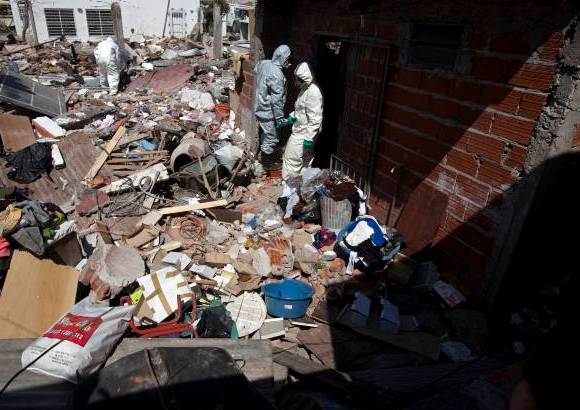 AP - Además de las viviendas, el local y los autos destruidos, más de una decena de inmuebles sufrieron daños, entre ellos un centro de asistencia para niños.