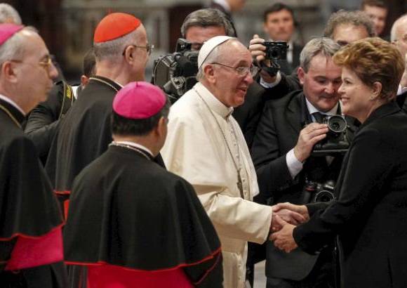 Reuters - Dilma Rousseff presidenta de Brasil saluda al Papa Francisco