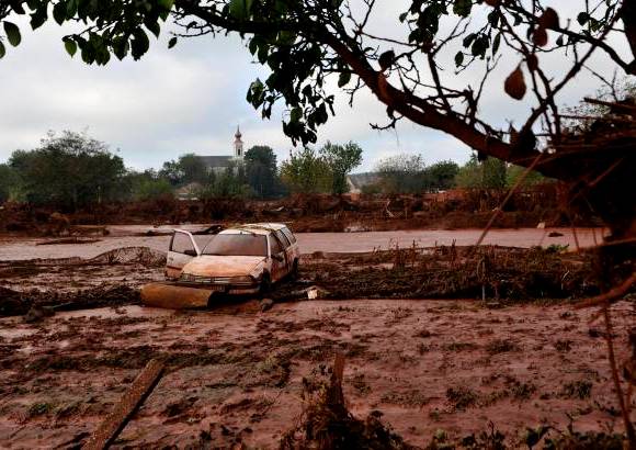 AP - Kolontár fue el lugar donde la ola de un millón de metros cúbicos de lodo golpeó con más fuerza.