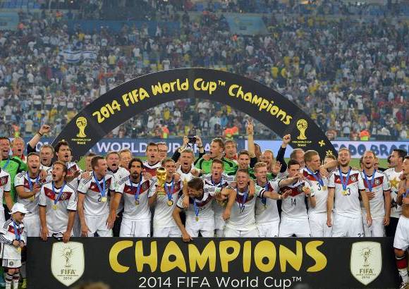 FOTO AFP - Alemania, campeona del Mundial de Brasil 2014 al ganar en la prórroga de la final a Argentina (1-0) en el estadio de Maracaná de Río de Janeiro, sumó su cuarto título de esta competición, de la que no era el vencedor desde hace 24 años, desde Italia 90' ante el mismo rival con idéntico marcador.