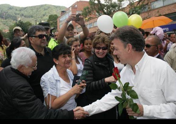 Colprensa - Juan Manuel Santos recibió rosas rojas de sus seguidores.