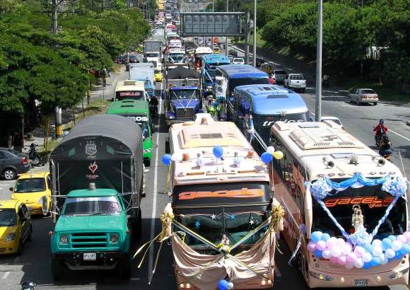 FOTO R&#211;BINSON S&#193;ENZ - Como cada 16 de julio, D&#237;a de la Virgen del Carmen, conductores desfilaron con su patrona por varios puntos de Medell&#237;n. Decenas de veh&#237;culos, como buses, carros y motos, circularon entre las terminales del Sur y del Norte de la ciudad.