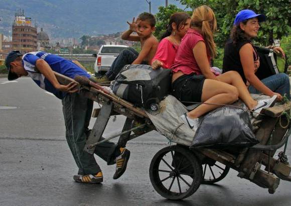 Henry Agudelo - En las calles de la Medell&#237;n cientos de hogares encuentran en las carretas el sustento diario.