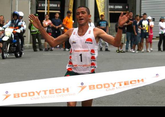 Henry Agudelo - El antioqueño Diego Colorado, de Atletas con Porvenir, fue el ganador de la carrera 10K cumplida este domingo en Medellín.