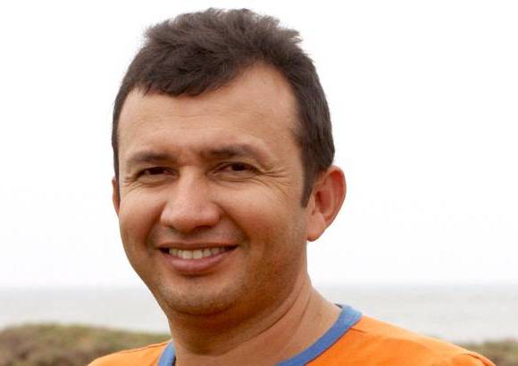Cortes&#237;a Canal Caracol - ROBINSON DE JES&#218;S P&#201;REZ: Es un sacerdote que reparte su vida entre su pasi&#243;n por las motos, el Atl&#233;tico Junior y sus feligreses. No le teme a la muerte ni a la pol&#233;mica que pueda llegar a generar su participaci&#243;n en el Desaf&#237;o. Dice que sus fortalezas son su resistencia, agilidad, fuerza y equilibrio.