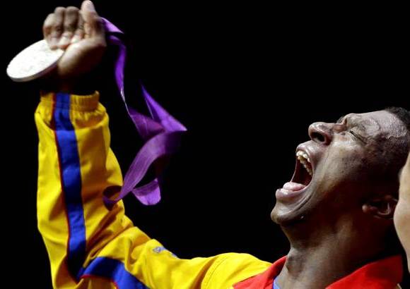 AP - El colombiano &#211;scar Albeiro Figueroa consigui&#243; la medalla de plata en la categor&#237;a de 62 kilos de halterofilia masculina de los Juegos Ol&#237;mpicos de Londres 2012.