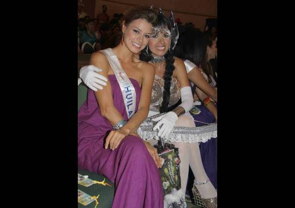 Colprensa - La gran favorita Huila estuvo acompa&#241;ada por su mam&#225; que le puso un toque de humor a la noche.