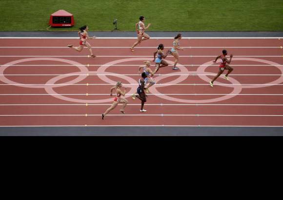 Reuters - La estadounidense Carmelita Jeter arras&#243; con sus rivales en la clasificaci&#243;n de los 100 metros planos.