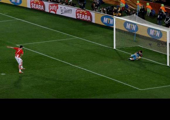 AP - Iker Casillas detuvo un penalti a &#211;scar Cardozo en el 59