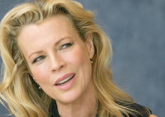 Cortes&#237;a - Por su parte, la actriz estadounidense Kim Basinger, considerada un s&#237;mbolo sexual en los a&#241;os , vuelve a mostrar todo su belleza y poder&#237;o despu&#233;s de superar su divorcio del actor Alec Baldwin, con quien tuvo una ni&#241;a.