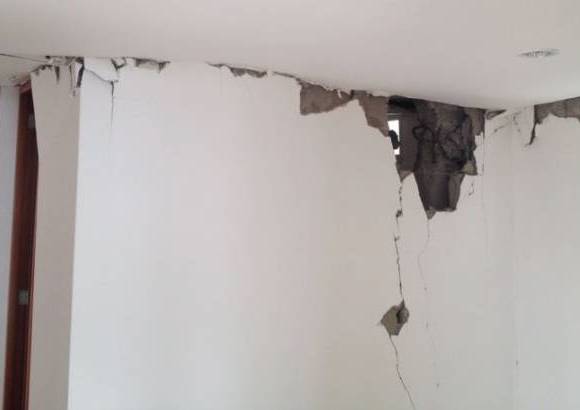 Foto: Esteban Vanegas - Juliana Roche, propietaria de uno de los apartamentos afectados afirm&#243; el estruendo asust&#243; a todas las personas, que salieron del edificio. Y se agriet&#243; todo los balcones, las cocinas, las paredes, que sostienen los ascensores por lo menos cinco cent&#237;metros, indic&#243;.