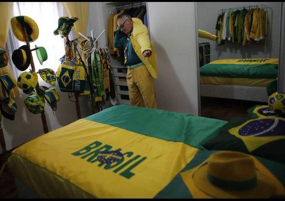 Reuters - La decoraci&#243;n resalta en su habitaci&#243;n, su cama y dem&#225;s objetos personales.
