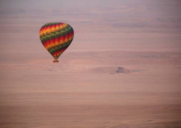 AP - El paseo en globo sigue siendo popular entre los turistas que van a Luxor, Egipto. El turismo en dicho pa&#237;s ha deca&#237;do desde 2011.