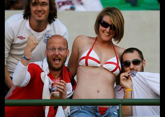 Reuters - La pasi&#243;n inglesa minutos antes del compromiso.