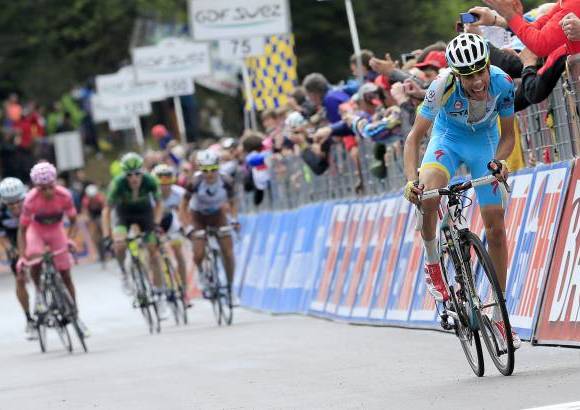FOTO AFP - El italiano Fabio Aru ascendi&#243; a la cuarta posici&#243;n, mientras que el australiano Cadel Evans cay&#243; del tercero al noveno lugar.