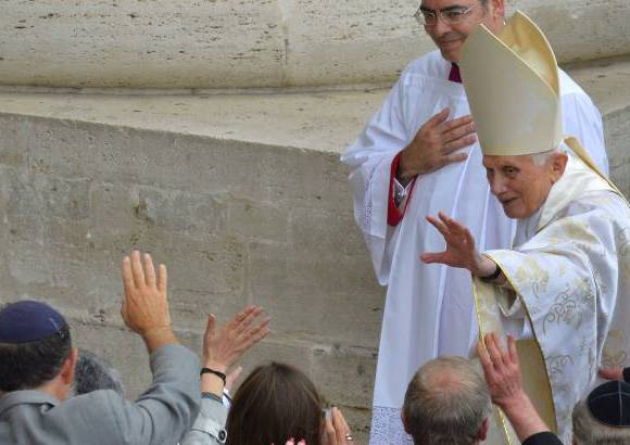 FOTO AFP - Fue ceremonia de canonización sin precedentes, que tuvo otro ribete histórico con la presencia del pontífice retirado Benedicto XVI.