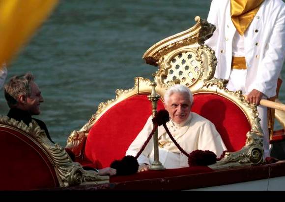 AP - El papa lleg&#243; a Dorsoduro, la parte de la Ciudad de los Canales en la que se erige la Bas&#237;lica de Santa Mar&#237;a de la Salud, construida en honor a la Virgen tras la epidemia de peste de 1630.