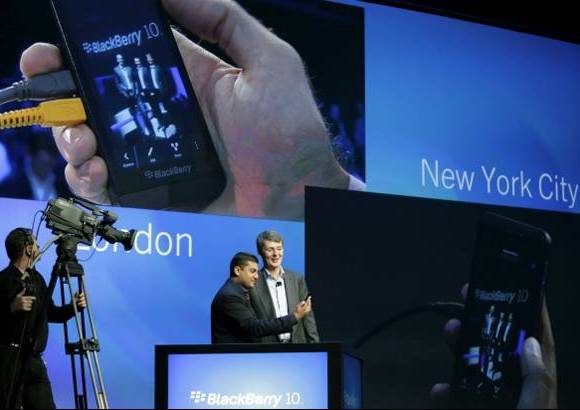 AP - Durante la presentaci&#243;n, Heins introdujo tambi&#233;n el nuevo sistema de videoconferencia de su sistema de mensajer&#237;a instant&#225;nea, BBM, y realiz&#243; una prueba en directo con otro miembro de la compa&#241;&#237;a en Londres.