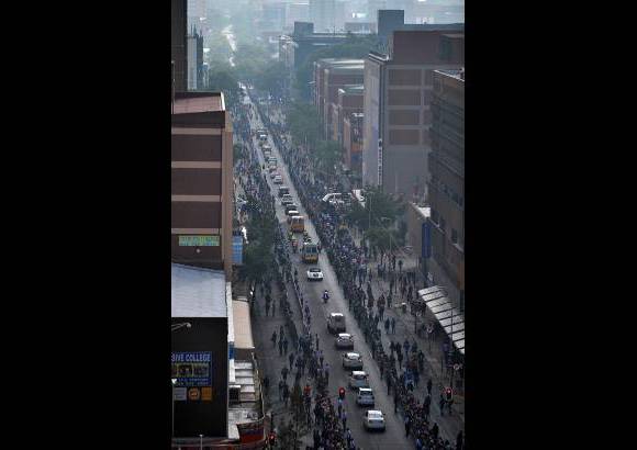AP - La procesi&#243;n del ex presidente sudafricano Nelson Mandela se abre paso a trav&#233;s de las calles de Pretoria, Sud&#225;frica.
