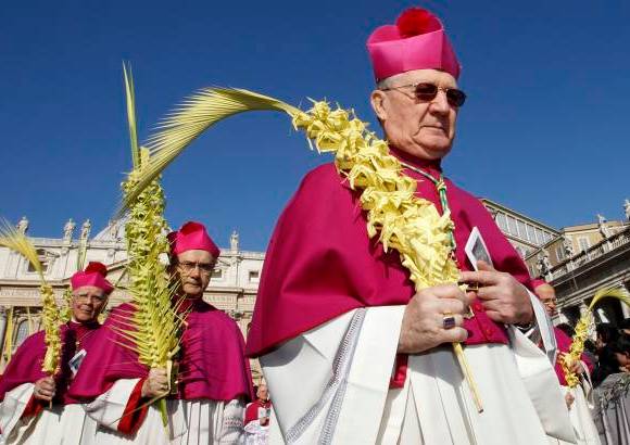 Reuters - La procesi&#243;n del Domingo de Ramos sali&#243; de los palacios pontificios y se dirigi&#243; hacia el obelisco de Sixto V instalado en el centro de la plaza vaticana.