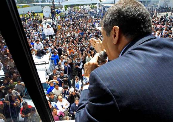 Reuters - &quot;Si quieren tomarse los cuarteles, si quieren dejar a la ciudadan&#237;a indefensa, si quieren traicionar su misi&#243;n de polic&#237;as, su juramento, traici&#243;nenlo, pero este presidente y este Gobierno seguir&#225;n haciendo lo que tiene que hacer&quot;, dijo Rafael Correa.