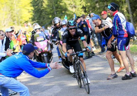 - Rigoberto Ur&#225;n, a 2.49 en la general, atac&#243; a 7,5. Un movimiento t&#225;ctico que oblig&#243; a trabajar a la escuadra de Nibali, que ve&#237;a c&#243;mo enseguida Ur&#225;n se pon&#237;a a 30 segundos.