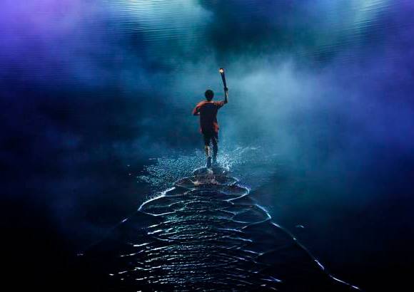 AP - La antorcha olímpica fue llevada al escenario por el velerista de 16 años de Singapur Darren Choy.