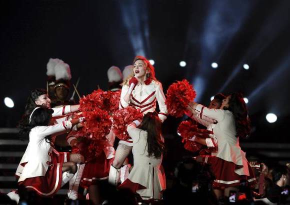 Reuters - Lo que podría interpretarse como un acercamiento a las diferentes culturas de la Península Ibérica con motivo de su paso por España, en realidad es sólo un elemento más de un espectáculo milimétricamente programado, que mantiene la misma estructura allí donde va.