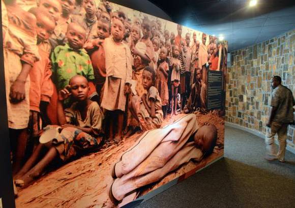 Afp - Un visitante observa una gran foto de los niños víctimas del genocidio de Ruanda, que 20 años después sigue pesando sobre la conciencia de la ONU, que ha admitido repetidamente su fracaso en la gestión de esta tragedia que pudo ser evitada.