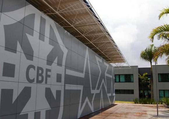 FOTO AFP - La selecci&#243;n brasile&#241;a inaugur&#243; este mi&#233;rcoles su cuartel general para el Mundial de 2014 en la localidad serrana de Teres&#243;polis.