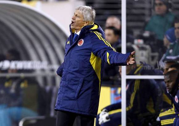Reuters - El t&#233;cnico Jos&#233; Pekerman prob&#243; algunos esquemas y tambi&#233;n mostr&#243; su desespero desde el banco ante algunos errores de sus dirigidos.
