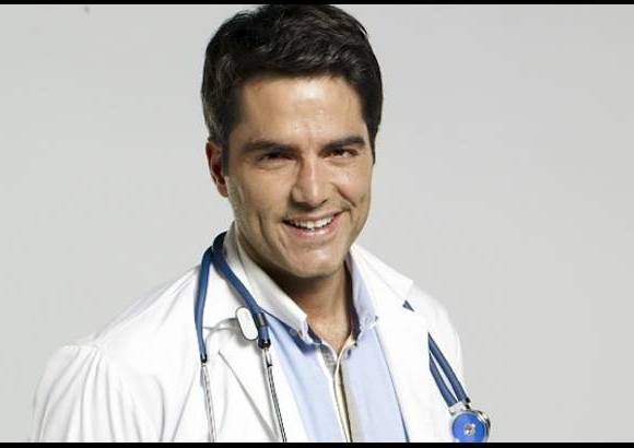 CORTES&#205;A CANAL CARACOL - Ernesto Calzadilla es Alejandro Pulido Maldonado, un malgeniado m&#233;dico especializado en neuropsiquiatr&#237;a. Tiene una novia, Camila Santos, que no la ama. Cuando conoce a Macarena descubre que &quot;el coraz&#243;n muchas veces le gana a la raz&#243;n&quot;. Se enamora de ella a pesar de que es su polo opuesto.