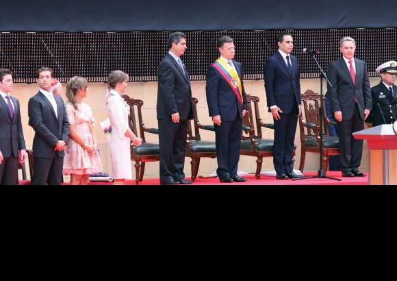 Colprensa - El ex presidente &#193;lvaro Uribe V&#233;lez estuvo presente en el cato de posesi&#243;n de Juan Manuel Santos.