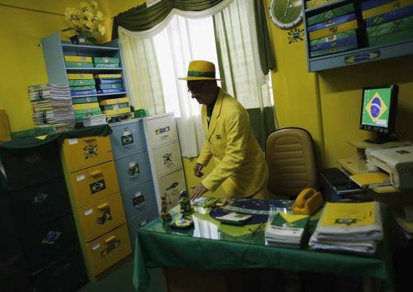 Reuters - Hasta en su trabajo el brasilero est&#225; acompa&#241;ado por el verde, amarillo, blanco y azul.