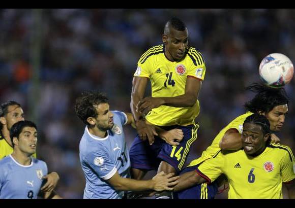 AP - Colombia juego un buen primer tiempo dominando el bal&#243;n y desesperando a los uruguayos. Luis Amaranto Perea se convirti&#243; en figura.