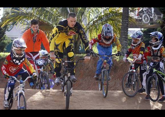Donaldo Zuluaga - Los niños de Envigado estuvieron en la clínica de BMX al lado del campeón letón.